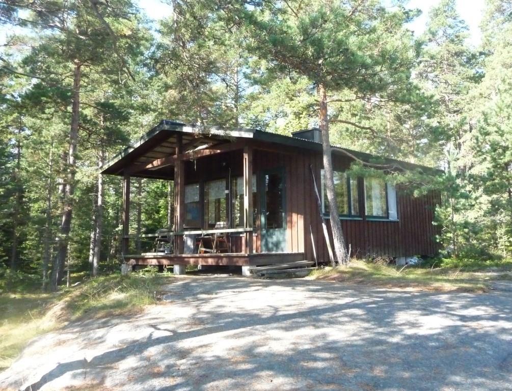 Kaava-alueen eteläosassa on yksi vanha rakennus (alle 10m 2 ), joka on huonon kuntonsa vuoksi haettu purettavaksi