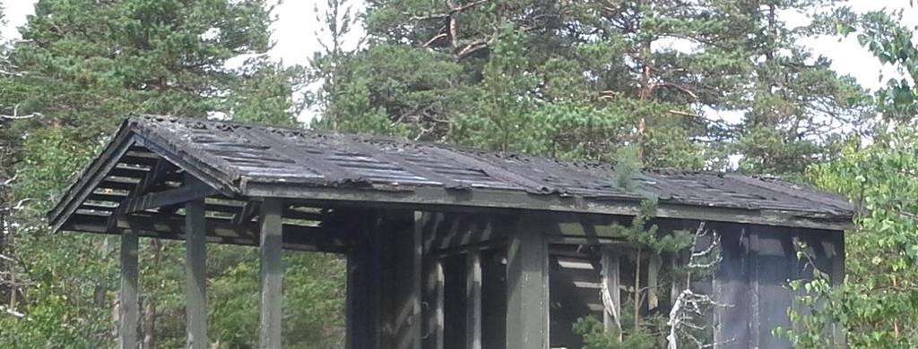 Valokuvia suunnittelualueella olevasta nykyisestä laiturista ja lomamökistä. Kuva 8.