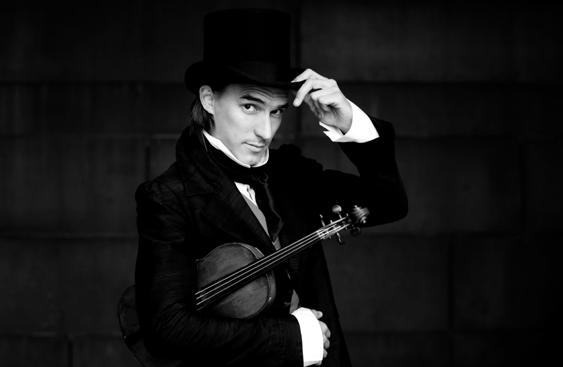 Runot soivat ja musiikki puhuu, kun näyttelijät Krista Kosonen ja Hannu-Pekka Björkman nousevat Musiikkitalon lavalle yhdessä Helsingin kaupunginorkesterin kanssa.