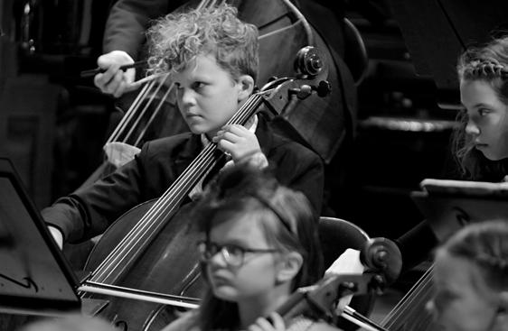 orkesterille Elegi för klarinett och orkester Elegy for clarinet and orchestra JOHANNES BRAHMS Sinfonia nro 2 Symfoni nr 2 Symphony No. 2 Sinfonia ei ole mikään vitsi, on Johannes Brahms väittänyt.