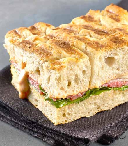 Serranon Focaccia 1 kpl Vaasan Focaccialevy 1 dl Oliiviöljyä 300 g Majoneesia 350 g Serranon kinkkua 50 g Rucolaa 300 g Paahdettua paprikaa 100 g Parmesanlastuja