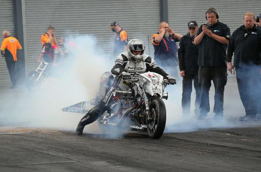 DRAG RACING Moottoripyörien kiihdytyskilpailu, joka ajetaan muulta liikenteeltä suljetulla asfalttiradalla. Samu Kemppainen voitti EDRS Pro MC -sarjan Super Twin Motorcycle -luokan vuonna 2016.