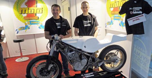 CLASSIC-TT JA RR Jussi Luoma sekä JL Meccanican Janne Leiman ja kaudelle 2017 valmistuva Bimota SB2. Kuva: Moto1 Laji on alunperin syntynyt tarpeesta taltioida TT- ja RR-kilpailuiden historiaa.