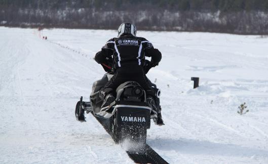 MOOTTORIKELKKA-DRAG RACING Moottorikelkka-Drag Racing on kiihdytyskilpailu, joka ajetaan suljetulla, pääsääntöisesti lumeen tampatulla radalla. Kuva: canonfotopalvelu.kuvat.