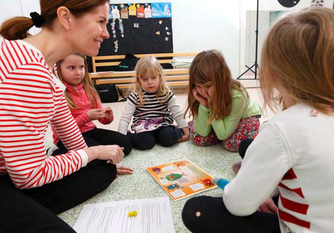 Vanhempainillan ohjaajalle Kaikille kaveri -vanhempainiltamallissa painopiste on vanhempien ja työntekijöiden yhdessä ajattelussa, vuoropuhelussa ja kuuntelussa.