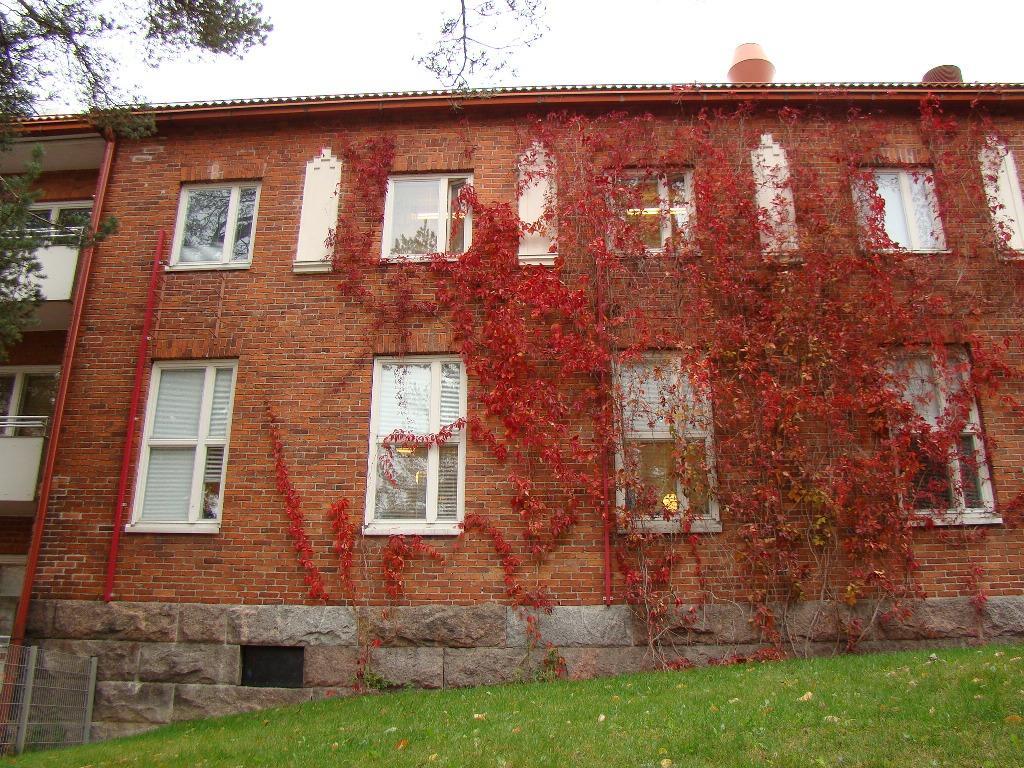 1 Kuvat 1, 2. Tutkimuskohteena on ollut koulurakennus, jossa sijaitsee kolme eri-ikäistä osaa.