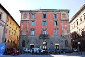 HOTELLI LE DUE FONTANE *** (paikallinen luokitus) Hotelli sijaitsee yhdellä Firenzen tunnetuimmalla renessanssiajan aukiolla 1700-luvun palatsissa.