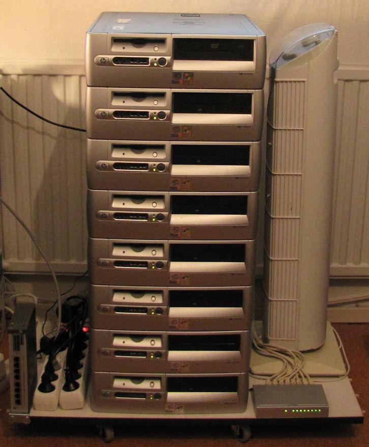 10 Kuva 1: Testilaitteistona käytetty klusteri. Tarkempi kuvaus laitteiston solmuista: Prosessori: Intel Pentium 4, 2666 MHz. Kiintolevy: 40 Gt. Muisti: 1 Gt DDR 333 MHz.