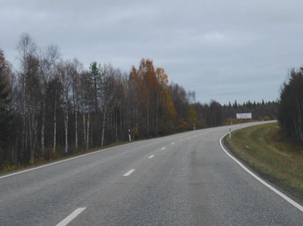 jossa vastakkaiset ajosuunnat on erotettu keskiviivalla, Vt 4 Rantsila