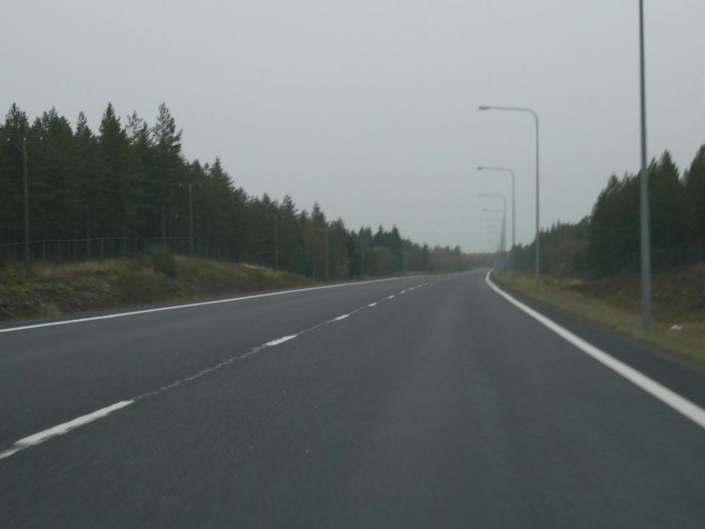 Yhtenä S 12 projekti kustannustehokkaan tuotoksena kehitettiin myös leveäkaistatiet, joilla ajokaistan leveys on