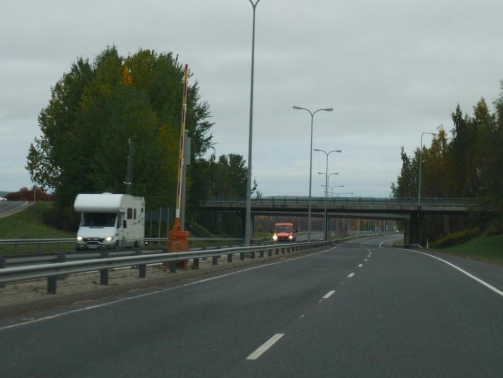 23 Kuva 17. Kaksiajoratainen päätie keskikaiteella, Vt 4 Rovaniemi (Lepistö 2016). Kuva 18.