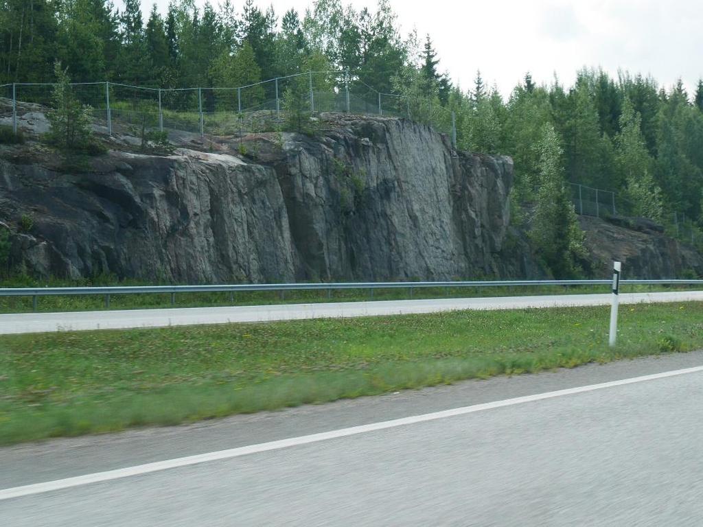 55 8.2 Moottoriteille suositeltavat toimenpiteet Turva-alueen leveyden tulisi olla riittävä siten, että suistumisen tapahtuessa ajoneuvon nopeus ehtii alentua riittävästi ennen mahdollista törmäystä