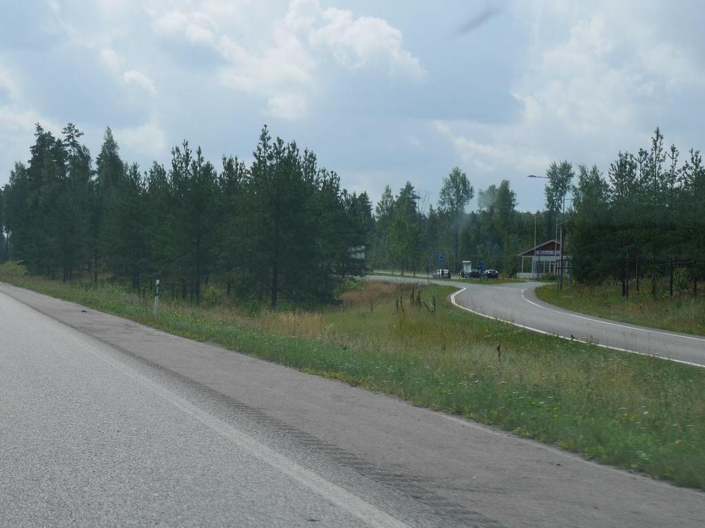 Levähdysalueen sisäänajo Vt 3 Nurmijärvi (Lepistö 2016) Puuston poistaminen turva-alueelta ja sen takaakin