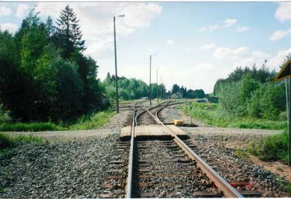 Kuva 3. Figure 3. Vaaratilanne Viinijärvellä 24.6.1997. Näkymä Joensuusta tulleen junan T 7842 tulosuunnasta. Vaihteet olivat tapahtumahetkellä kuvan mukaisesti suoralle raiteelle (raide I).