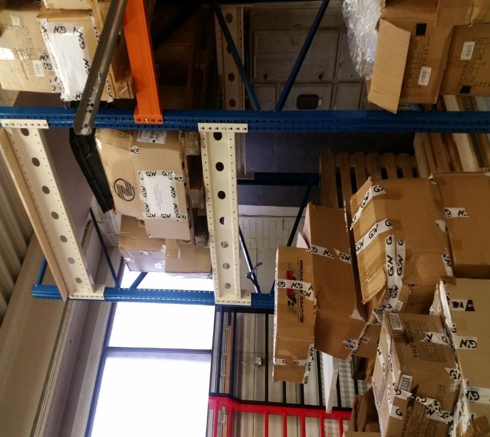 31 Kuvio 8. Hylly 2.1 Hyllyn 2.2 ala- ja ylätasolla sijaitsee osa tuoteryhmän A reservivarastosta ja lisäksi ylätasolla varastoidaan reklamaatiotuotteita.