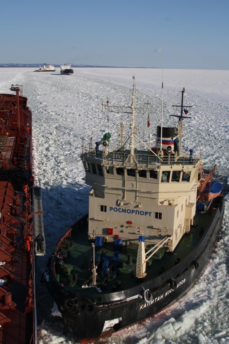 11 Kuva 1. Jäämeri, Vitino 2010. Kuvassa vastaan tuleva convoy, ydinmurtaja Vaygatz ja satamamurtaja, jossa pulputusjärjestelmä käytössä. (Intovuori) 2.