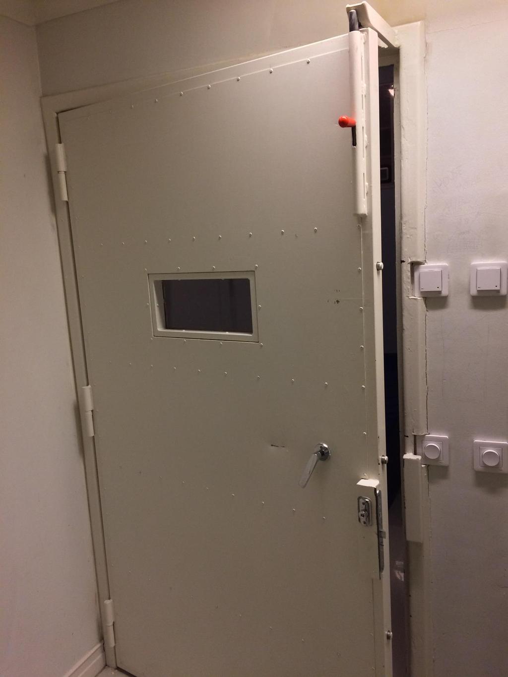 24 Kuva 1. Erityshuoneen ovi.
