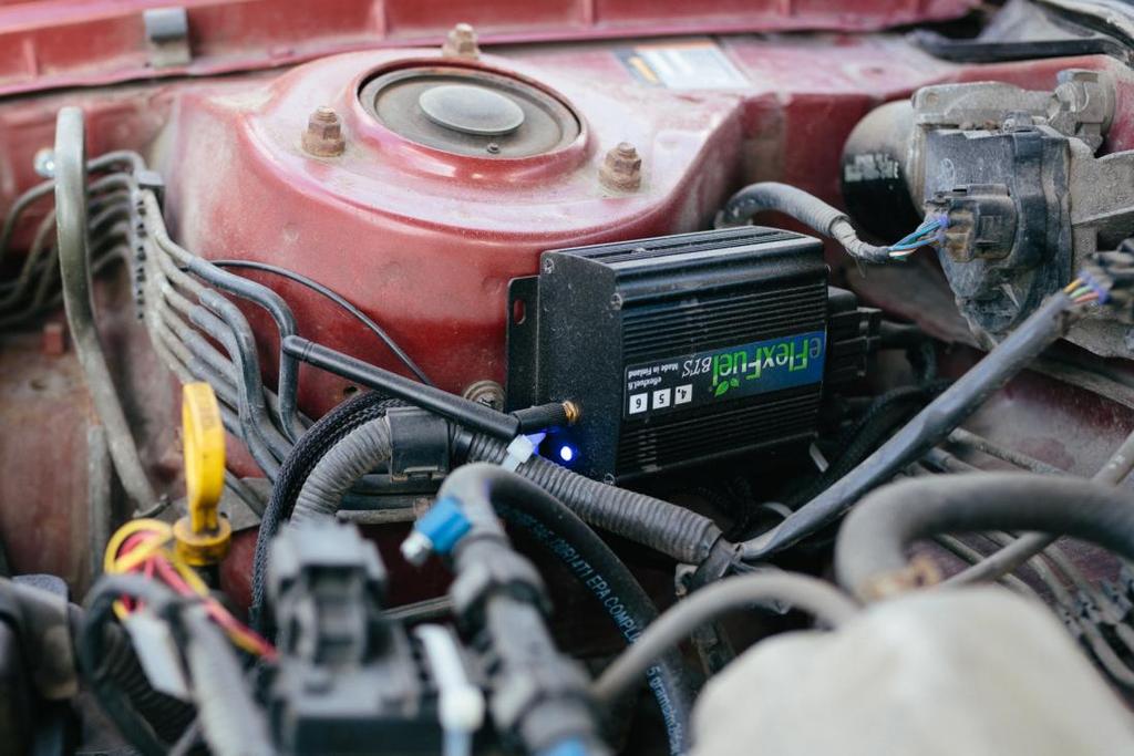 26 Ohjainyksikössä, kuvassa 4, sijaitsee muutossarjan elektroniikka, joka ohjaa laitteen toimintaa. Ohjainyksikkö kytketään auton polttoainesuuttimille johtosarjan avulla kuten kuvassa 3.