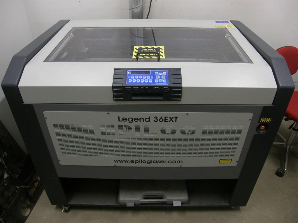 7 4 4.1 LAITTEISTO Lasermerkkauslaite Käytössä oleva CO2-merkkauslaser on Epilog Legend 36EXT(120W), joka on malliston tehokkain malli (KUVIO 3.) Lisävarusteena on myös pyörityslaite (KUVIO4.