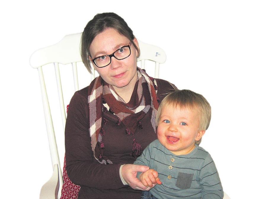 2 Uusia julkaisuja 1/2017 Eniten runoja tuntuu syntyvän silloin, kun elämä on jollain tapaa rankkaa. Kannen kuva: Virpi Viitala Lapsen mukanaan tuoma valo näkyy monissa Elina Sneckin runoissa.