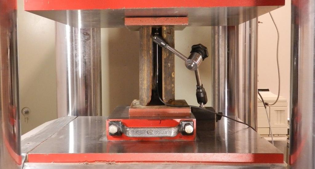 Kuormitus- ja mittausjärjestelyt Puristuskoelaitteistona käytettiin sähköhydraulista aineenkoetuslaitetta RK Toni Technik, jonka puristuskapasiteetti on 5000 kn. Koekappaleet asetettiin kuvan 5.