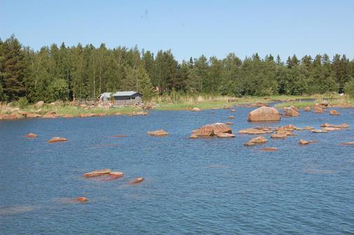 7 Uusi-Rantasen rantahuone Kasalan kalasatamasta nähtynä. Kuva: Juhani Mellanoura. Aarre: Sitte on Winterin laaka, se on yksittäinen kivi, punagraniittinen kivi.