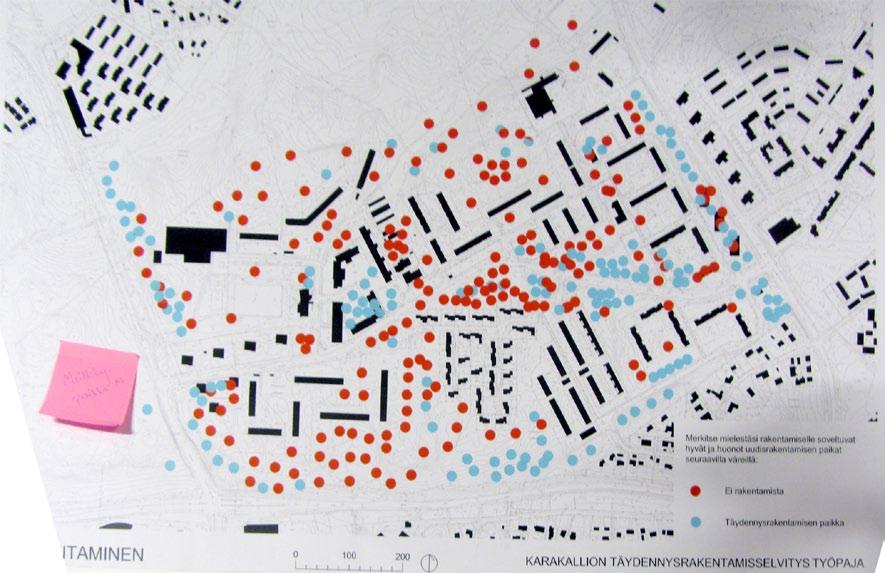 Saako rakentaa? Kartalle merkittiin punaisella tarralla paikat, joihin ei toivota rakentamista. Sininen merkintä taas kertoo täydennysrakentamisen paikan.