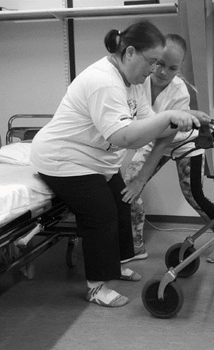 38 Kuvio 15: Potilaan seisomaannousussa avustaminen tukien potilasta polvesta ja lantion takaa.