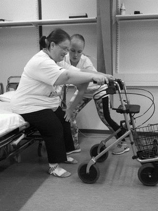 40 B-toimintakykyluokituksen potilasta voidaan avustaa seisomaan tuomalla hänen eteensä tueksi selkänojallinen tuoli, nousutuki (kolmiorauta) tai rollaattori. Hoitaja tarkistaa potilaan alkuasennon.