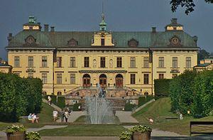 Se sijaitsee Ekerön kunnan Drottningholmissa, Lovönin