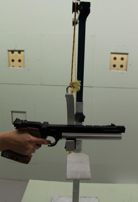 2.3.3. Asento 3 pistetuelta Ampuminen suoritetaan istuen tai seisten käsi suorana lähes normaalissa pistoolin ampuma-asennossa tuettuna. Ampumapöytään ei saa nojata.