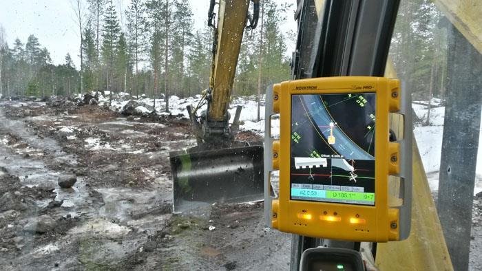 34 Kuva 18. Koneohjausjärjestelmän näyttöpäätelaite. [30.] 4.2.2 Viat tukiasemissa Maata kiertää paikannussatelliitteja noin 21000 km korkeudessa.