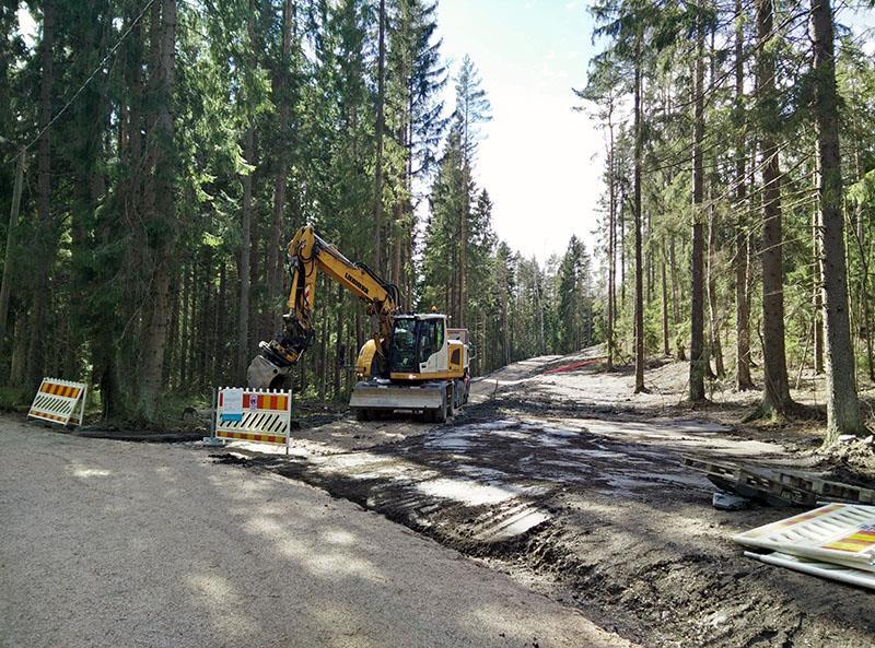 43 Kuva 22. Työpiste puiden katveessa. Taulukosta 6 nähdään, että koneohjausjärjestelmän ongelmat olivat työkoneiden seurantajaksolla varsin vähäisiä.