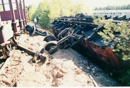 VALOKUVALIITE Hyvinkään konepajalta Hyvinkään suuntaan matkalla olleen tavarajunan kaksi vaunua suistui kiskoilta 14.5.1996 Kerkkolankadun yli johtavalla rautatiesillalla.