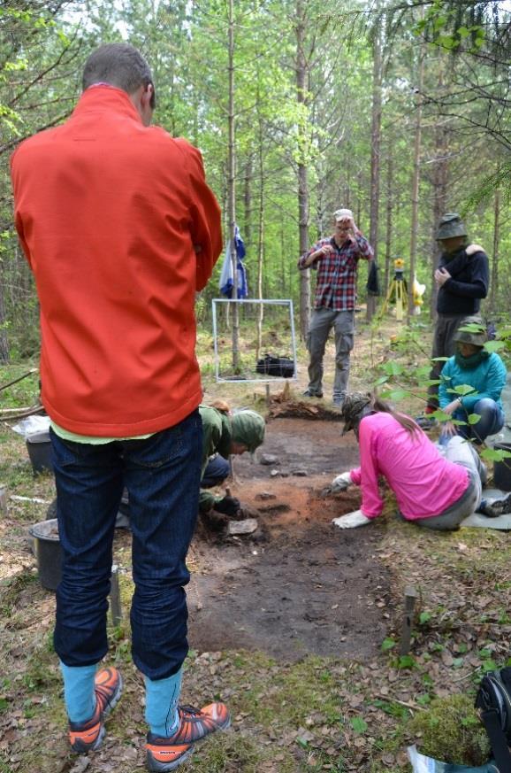 Arkeologi väistämättä tulkitsee jostain tietoisesti tai