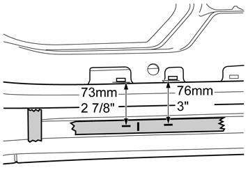 10 Kiinnitä teipinpala kynnyksen ulko-osaan, reuna pitkittäistä viivaa vasten. Mittaa 134 mm (5 1/4") kohdasta, johon listan etureuna tulee, ja tee merkintä teippipalaan.