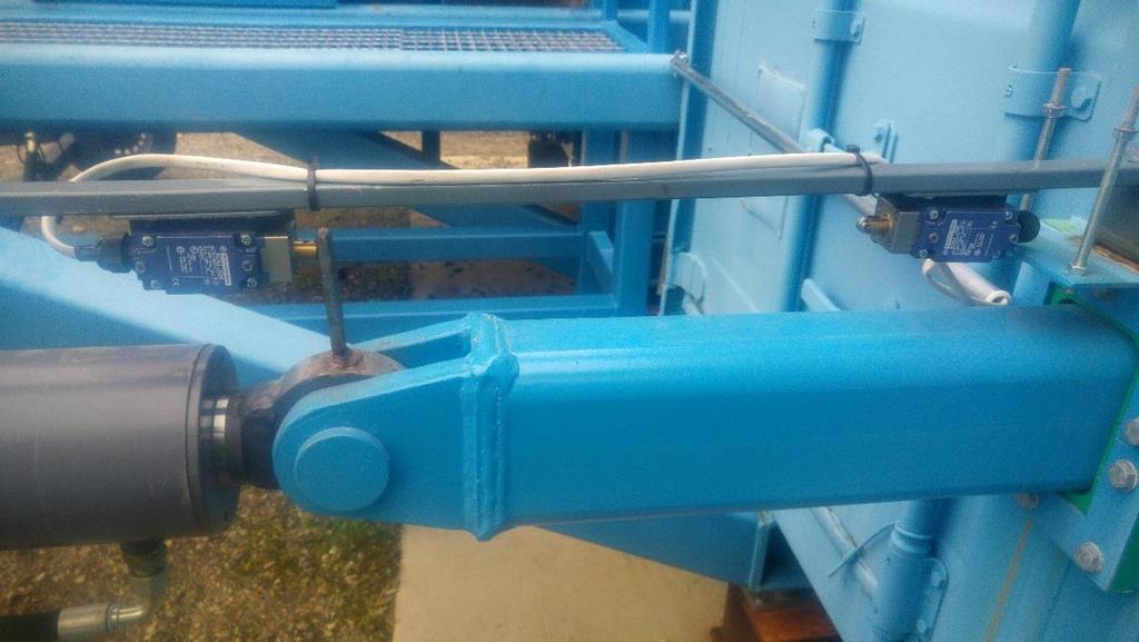 15 (28) KUVA 9. Kontti 1 - tankopurkaimen hydrauliikkasylinteri ja rajakytkimet Rajakytkinten kaapelit kytkettiin hydrauliikkapumpun läheisyydessä olevaan kenttäkoteloon.