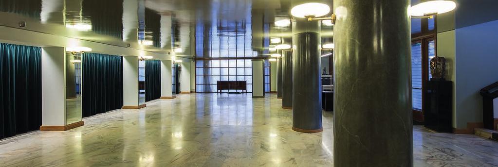 1930-luvulla Mariankadun puolelle rakennettiin uusi sisäänkäynti ja tilava eteisaula sekä portaikko Atriumiin. Nämä muutokset suunnitteli arkkitehti Martti Välikangas.
