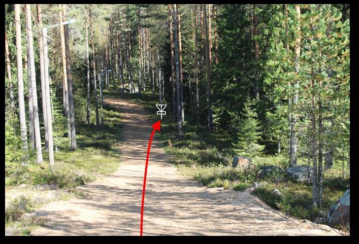 mäen alla. Väylä on käytännössä luotisuora. Maalikori ja heittopaikka on merkitty maastoon merkkauskepeillä.
