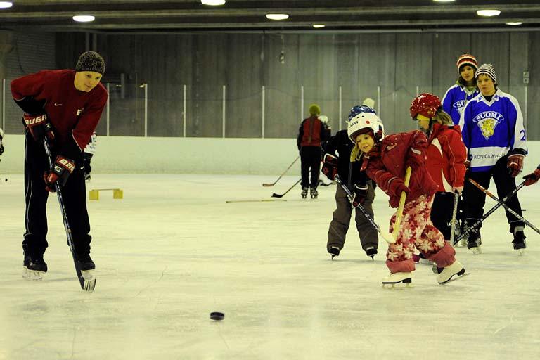 HUOMIOI TAPAHTUMAN AIKANA 1. ILMOITTAUTUMISPISTE Jäähallin pääovella tulee olla ilmoittautumispiste, johon ensimmäistä kertaa jäähallille tulevat tytöt otetaan vastaan.