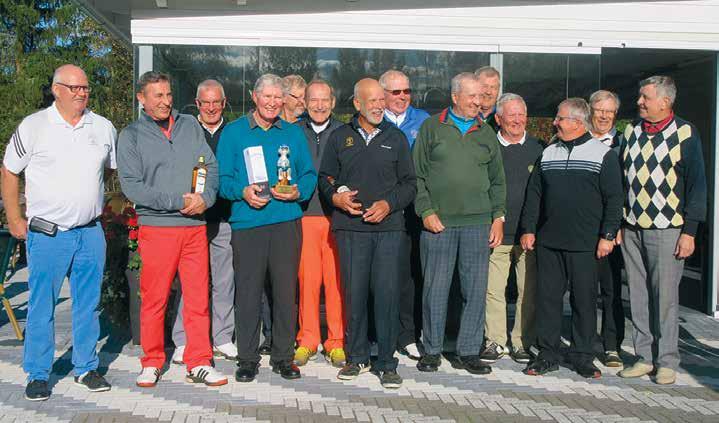 Herrasmiesgolfarit ryhmäkuvassa. Gentleman Trophy 2016 Vuoden 2016 Gentleman Trophy pelattiin juhlatunnelmissa.