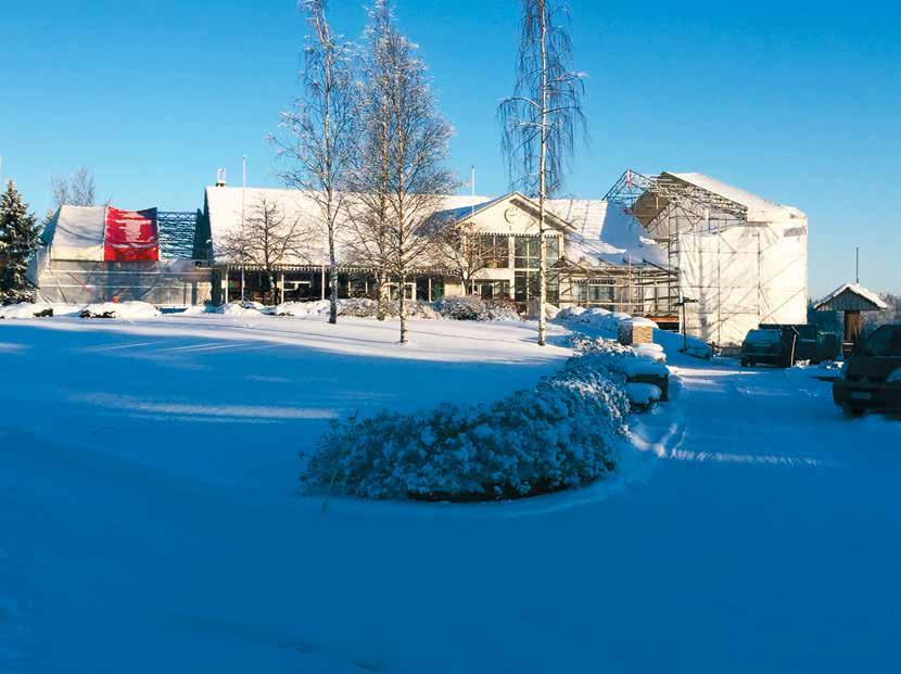 Klubirakennuksen muodonmuutos Tammikuu 2016. Klubirakennuksen saneeraus-laajennus jo hyvässä vauhdissa. Laajennusosien runkorakenteet saaneet teltat katteekseen.