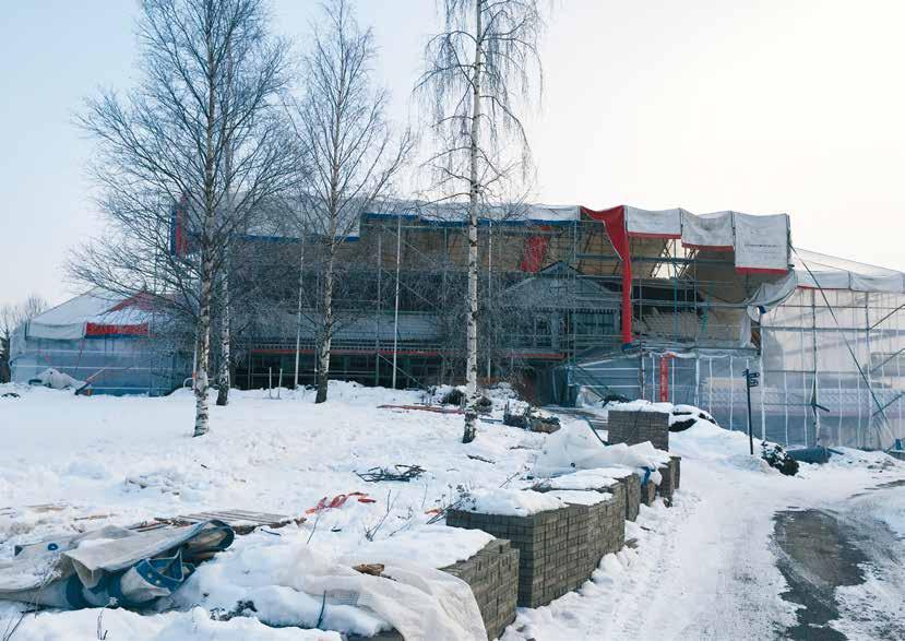 Kuva 16.2.2016. Klubirakennustyömaalla sattui tulipalo pe 12.2.2016. Kuvassa ravintolasalin katto on jo suojattu pressuilla.