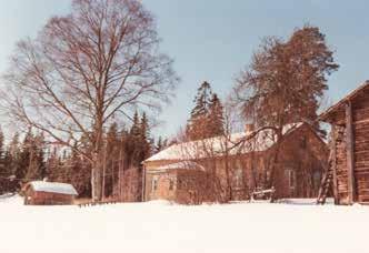 Asuinrakennusta vastapäätä on ollut suurehko pitkänurkkainen hirsirakennus (148c; ei luokitusta), joka on romahtanut ja osin jo maatunutkin.