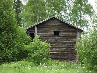 Rakennusta on myöhemmin jatkettu, jolloin se on vuorattu. Samalta ajalta lienevät kuusiruutuiset ikkunat.