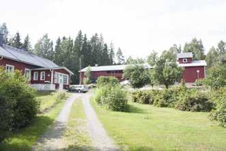 156 Pihassa on vanha kivirakenteinen maakellari/lampola, jonka yläosa on pitkänurkkainen hirsikehikko (219c, luokka 2).