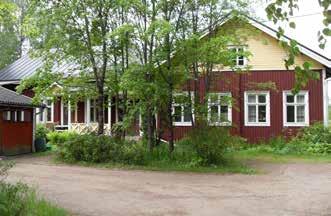 Alakoulun pihapiirissä on myös pieni hirsipinnalla oleva lyhytnurkkainen, vuonna 1928