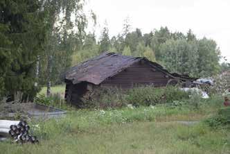 Matala, pitkänurkkainen hirsiaitta, jossa on lautarakenteinen jatkos on vuodelta 1899 174 (152g; luokka 3) ja puhtaaksimuurattu, poikkipäädyllinen ja päätykolmioiltaan