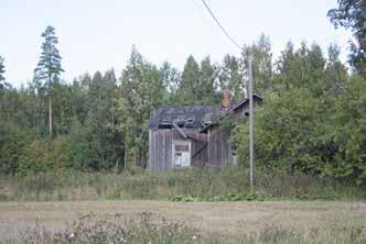 Pitkän rungon katkaisee ristipääty keskellä taloa ja pihanpuolella on matala, poikkipäädyllinen kuisti, joka yhdistyy lapekattoisella kuistilla toiseen, kaksikerroksiseen
