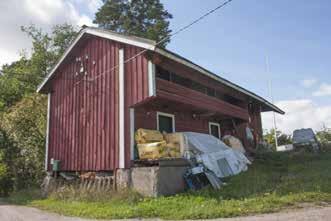 179 Lyhytnurkkainen, rapattu hirsirunkoinen suuri maalaistalo on katettu päädyistä viistetyllä taitekatolla, jossa katemateriaalina ennen 2000-luvun kunnostuksia oli betonitiilikate 1930-luvulta;